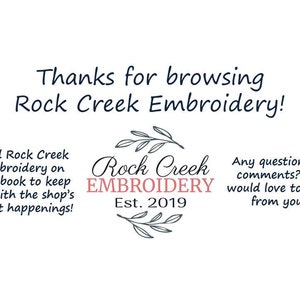 Puede incluir: Fondo blanco con texto que dice "&iexcl;Gracias por navegar por Rock Creek Embroidery!" e informaci&oacute;n de la tienda. El logotipo de la tienda est&aacute; en el centro, con el texto "Rock Creek Embroidery Est. 2019".