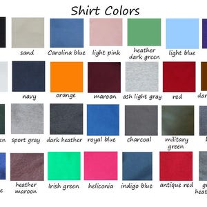 Pu&ograve; includere: Una tabella colori intitolata "Colori della camicia" mostra una variet&agrave; di campioni di tessuto. I colori includono nero, sabbia, blu Carolina, rosa chiaro, verde scuro erica, azzurro, viola, bianco, blu navy, arancione, marrone, grigio cenere chiaro, rosso e cioccolato fondente.