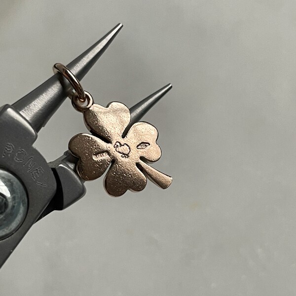 Dodo Pomellato Four-leaf clover charm in 9K rose gold. Old version with 3 hallmarks on the back