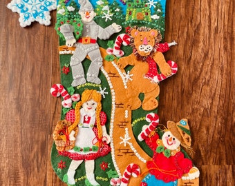 Calcetín navideño de Bucilla terminado: “Navidad en Oz”.