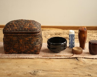 アンティークの日本の茶道具、青銅製の火鉢と鋳鉄製のやかんのセット