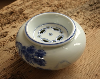 Tigela antiga japonesa Kensui da Shōsen (祥泉) em porcelana azul e branca para águas residuais, com motivos de pinheiros e Monte Fuji.