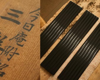 Conjunto de tábua de chá laqueada Sanraku (三楽板) com caixa assinada – Base Urushi de três painéis para cerimônia do chá / exibição de Ikebana