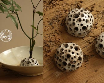 Pedra de cerâmica artesanal para flores – Base escultural para Ikebana – Vaso para flores de chá Wabi Sabi – Edição limitada de 3 peças