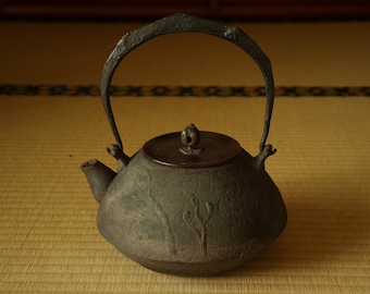 Japanese cast iron kettle (Tetsubin) made by 伊藤 鐐一