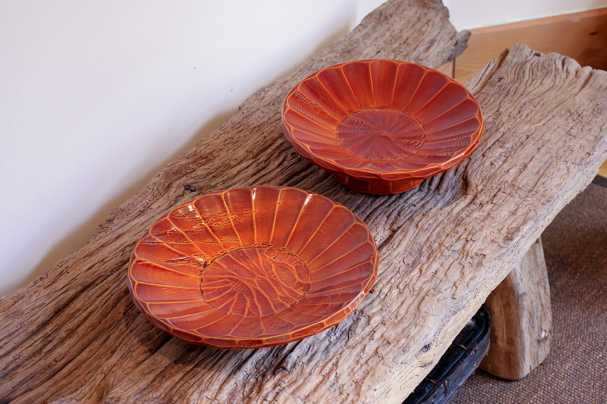 日本製の赤い漆器皿2枚セット・脚付きと平皿ペア・菊形・茶道/生け花用