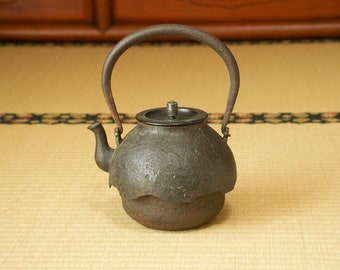 Japanese cast iron kettle (Tetsubin)