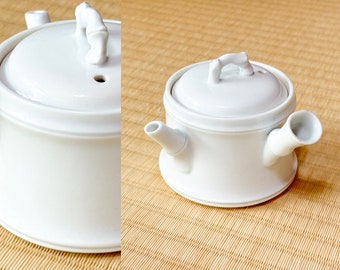 Japoński antyczny biały porcelanowy czajniczek Kyūsu z uchwytem bocznym – epoka Edo–Meiji