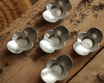 Conjunto de cinco bases para copos de estanho japonesas em formato de flor · Assinadas 情課堂造 · Utensílios para chá e saquê