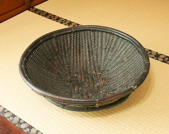 Gran cesta antigua japonesa de bambú oscuro / Recipiente para flores de ikebana o para la ceremonia del té