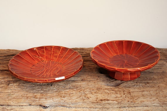 日本製の赤い漆器皿2枚セット・脚付きと平皿ペア・菊形・茶道/生け花用