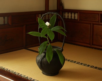 Cesta antigua de bambú con peonías de inspiración china: recipiente alto tejido de ikebana con asa alta