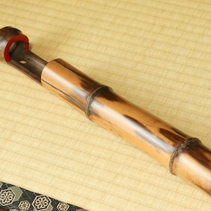 生け花用の日本の白い竹の花瓶/署名入り