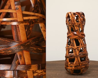 Cesta japonesa de ikebana / Jarrón escultural de bambú moteado con tubo interior original (18 cm)