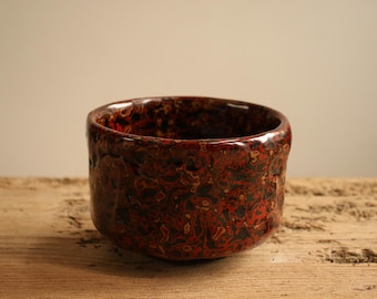 Rara tigela de matcha Tsuishu laqueada e assinada por Kiso – Chawan 「靖」 esculpido em laca vermelha e preta, para a cerimônia do chá japonesa.