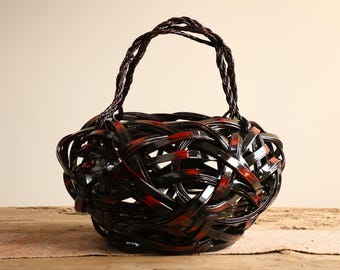 Cesto Ikebana Japonês em Bambu Laqueado – Hanakago Escultural com Recipiente para Água e Caixa Original, Produto Antigo Nunca Usado