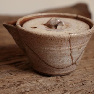Japanese Antique Crackle Glaze Hōhin (宝瓶) – Kintsugi-reparation i äkta guld, signerad 興哉 – Wabi-Sabi Beauty