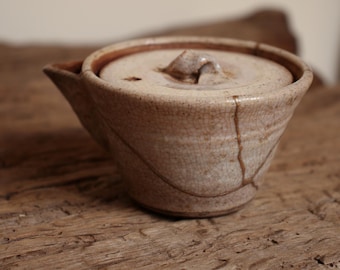 Japanese Antique Crackle Glaze Hōhin (宝瓶) – Kintsugi-reparation i äkta guld, signerad 興哉 – Wabi-Sabi Beauty