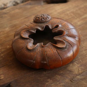 Gotero de agua chino antiguo de bambú (硯滴) – Herramienta de tinta para eruditos, tallado en forma de loto con caja.