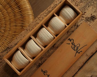 Conjunto de xícaras de chá japonesas feitas à mão com esmalte branco | Tomobako 共箱 original assinado | Cerâmica Wabi-sabi | 70 ml | Conjunto com 5 | Frete grátis