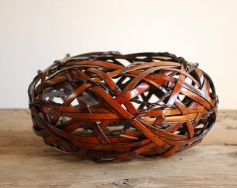 Cesta Ikebana Japonesa da Chikuhō (竹峰) – Hanakago de Bambu Manchado com Recipiente para Água e Caixa Original