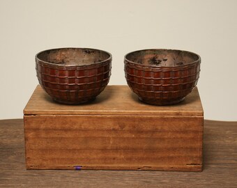 Una rara coppia di antiche ciotole da tè giapponesi - Intreccio di cinghie di bambù con finitura laccata / Estetica Wabi-Sabi / Con scatola originale