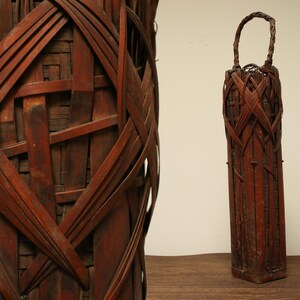 Tall Handwoven Bamboo Ikebana Basket – Signed by 眉丈斎, Sculptural Form with Rope Handle Design