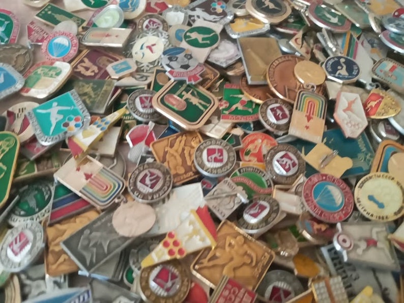 Mystery Box, 25 Vintage Sport Pins, Kinds of sports-Olympics-Sports Competitions, Mystery Box of Vintage Pins, Vintage Badges, Gift-surprise afbeelding 2