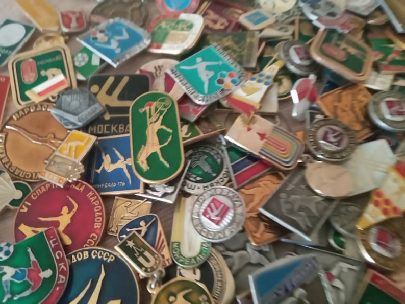 Mystery Box, 25 Vintage Sport Pins, Kinds of sports-Olympics-Sports Competitions, Mystery Box of Vintage Pins, Vintage Badges, Gift-surprise afbeelding 4