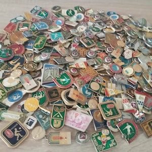 Mystery Box, 25 Vintage Sport Pins, Kinds of sports-Olympics-Sports Competitions, Mystery Box of Vintage Pins, Vintage Badges, Gift-surprise afbeelding 1