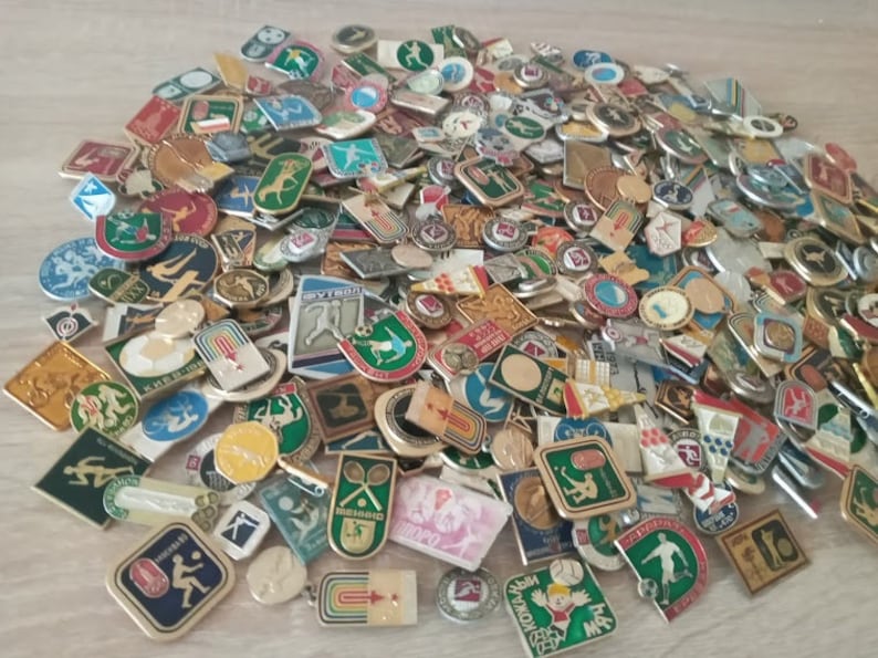 Mystery Box, 25 Vintage Sport Pins, Kinds of sports-Olympics-Sports Competitions, Mystery Box of Vintage Pins, Vintage Badges, Gift-surprise afbeelding 1