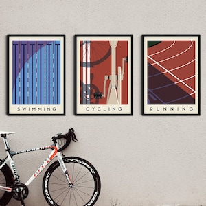 Arte de parede de triatlo - CONJUNTO DE 3 - Natação - Ciclismo - Corrida | Conjunto de pôsteres esportivos minimalistas | Conjunto de impressões esportivas exclusivas | Corrida multiesportiva