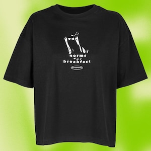 Könnte beinhalten: Schwarzes T-Shirt mit einer weißen Grafik eines Toasters und dem Text "gender norms for breakfast".
