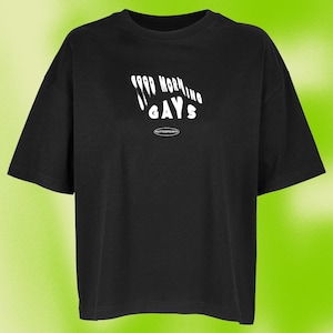 Könnte beinhalten: Schwarzes T-Shirt mit einem weißen Grafikdruck, auf dem in einer verzerrten Schrift "Good Morning Gays" steht.