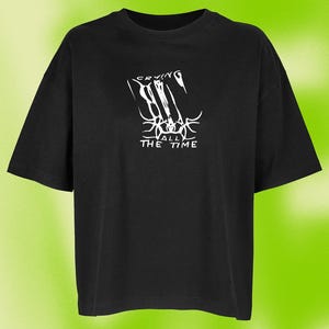 Könnte beinhalten: Schwarzes Oversize-T-Shirt mit einem weißen Grafikdruck, auf dem "Crying All The Time" steht.