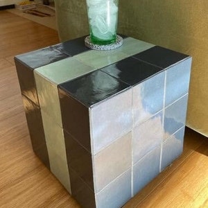 Marinblått kaklat sidobord