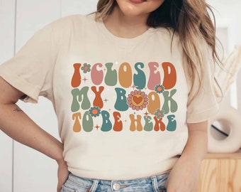 Boek shirt, ik sloot mijn boek om hier te zijn shirt, boek cadeau, boekenliefhebber, boek minnaar cadeau, leesachtige gift, boekenwurm cadeau, boekenclub cadeau, schattig T-shirt