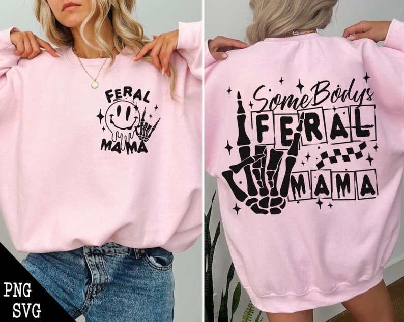 Pu&ograve; includere: Felpa rosa con un design grafico nero che dice "Feral Mama" sul davanti e "Some Body's Feral Mama" sul retro.