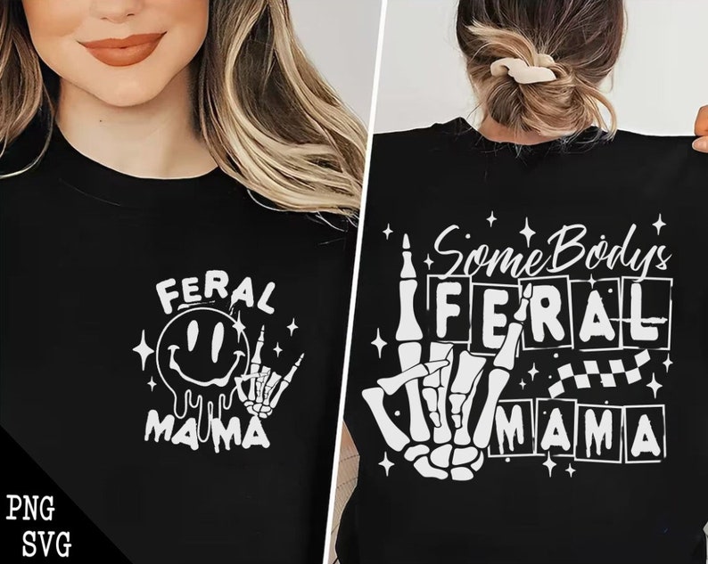 Pu&ograve; includere: Due magliette nere con testo e grafica bianchi. La prima maglietta dice "Feral Mama" con un viso sorridente e una mano scheletrica. La seconda maglietta dice "Some Body's Feral Mama" con una mano scheletrica che fa il segno "Ti amo".