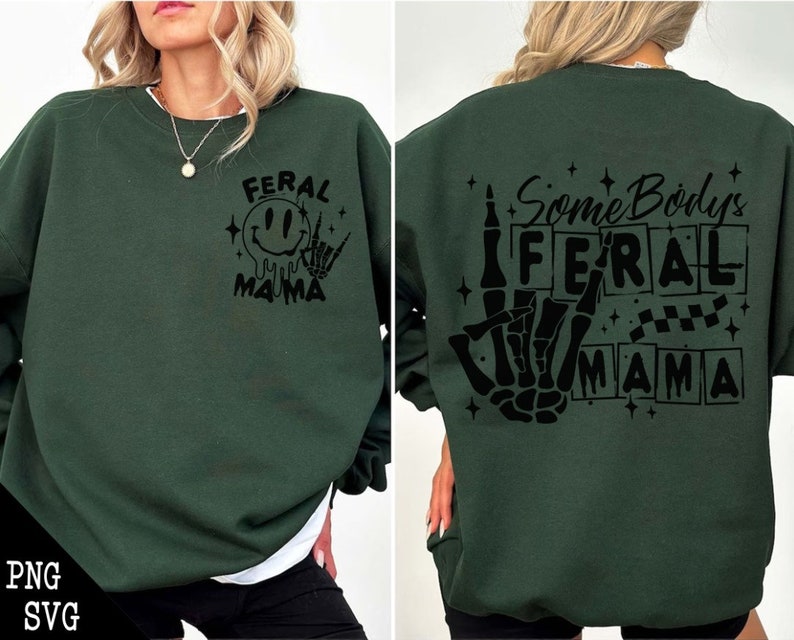 Pu&ograve; includere: Una felpa verde scuro con una stampa grafica nera sul davanti che dice "Feral Mama" con un viso sorridente e una mano scheletrica. La parte posteriore della felpa ha una stampa grafica nera che dice "Some Body's Feral Mama" con una mano scheletrica che fa il segno della pace.