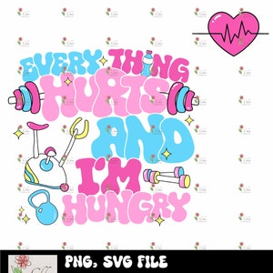 Pu&ograve; includere: Grafica rosa e blu con il testo "EVERY THING HURTS AND I'M HUNGRY" in un font retr&ograve;. La grafica include un bilanciere, manubri, una cyclette e un kettlebell.