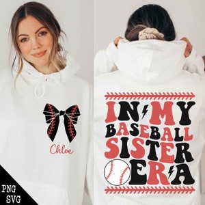 Puede incluir: Sudadera con capucha blanca con un diseño de lazo de béisbol negro y rojo y el nombre "Chloe" en rojo. La parte trasera de la sudadera con capucha presenta el texto "In My Baseball Sister Era" con un gráfico de béisbol. La sudadera tiene una capucha con cordón.