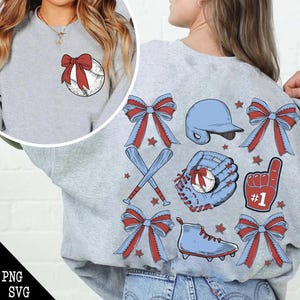 Puede incluir: Una sudadera azul claro con un diseño que presenta una pelota de béisbol, bates, un guante de receptor, una gorra de béisbol, un zapato y lazos. El diseño es en rojo, azul y blanco.