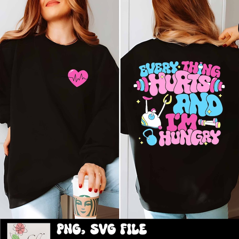 Pu&ograve; includere: Felpa nera con un cuore rosa e una grafica di battito cardiaco sul davanti e il testo "EVERYTHING HURTS AND I'M HUNGRY" con un manubrio rosa, un kettlebell blu e una cyclette rosa sul retro.