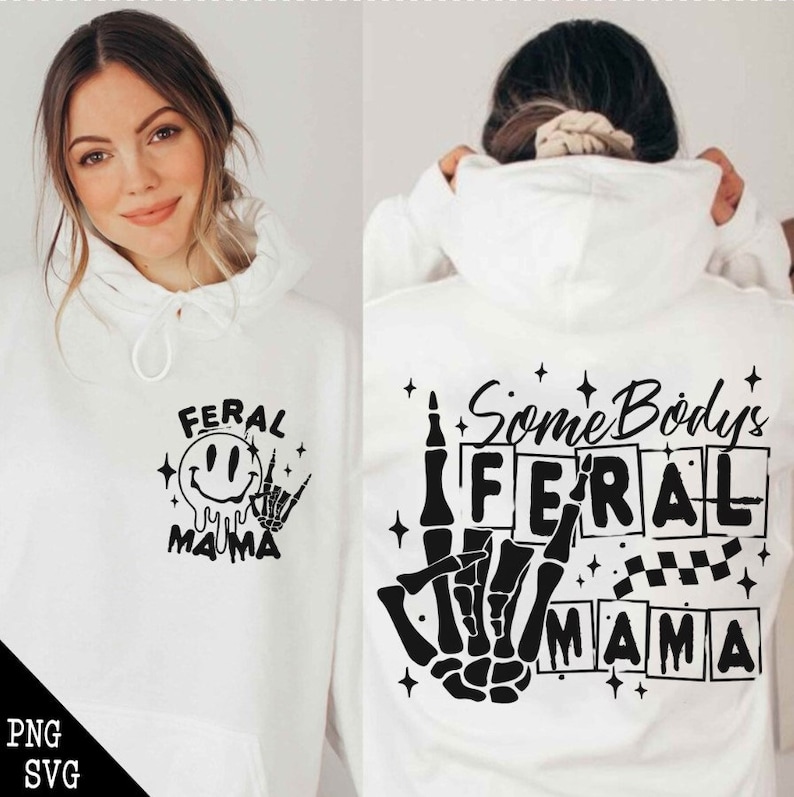 Pu&ograve; includere: Felpa con cappuccio bianca con stampa grafica nera sul davanti e sul retro. La grafica anteriore dice "Feral Mama" con un viso sorridente e una mano scheletrica. La grafica posteriore dice "Some Body's Feral Mama" con una mano scheletrica che fa il dito medio.