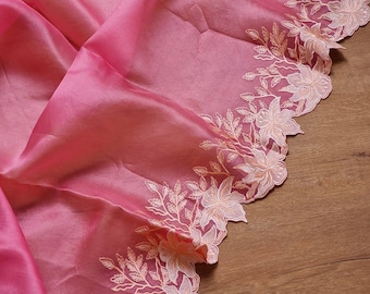 Sari en soie organza brodé, idéal pour les fêtes et les mariages indiens.