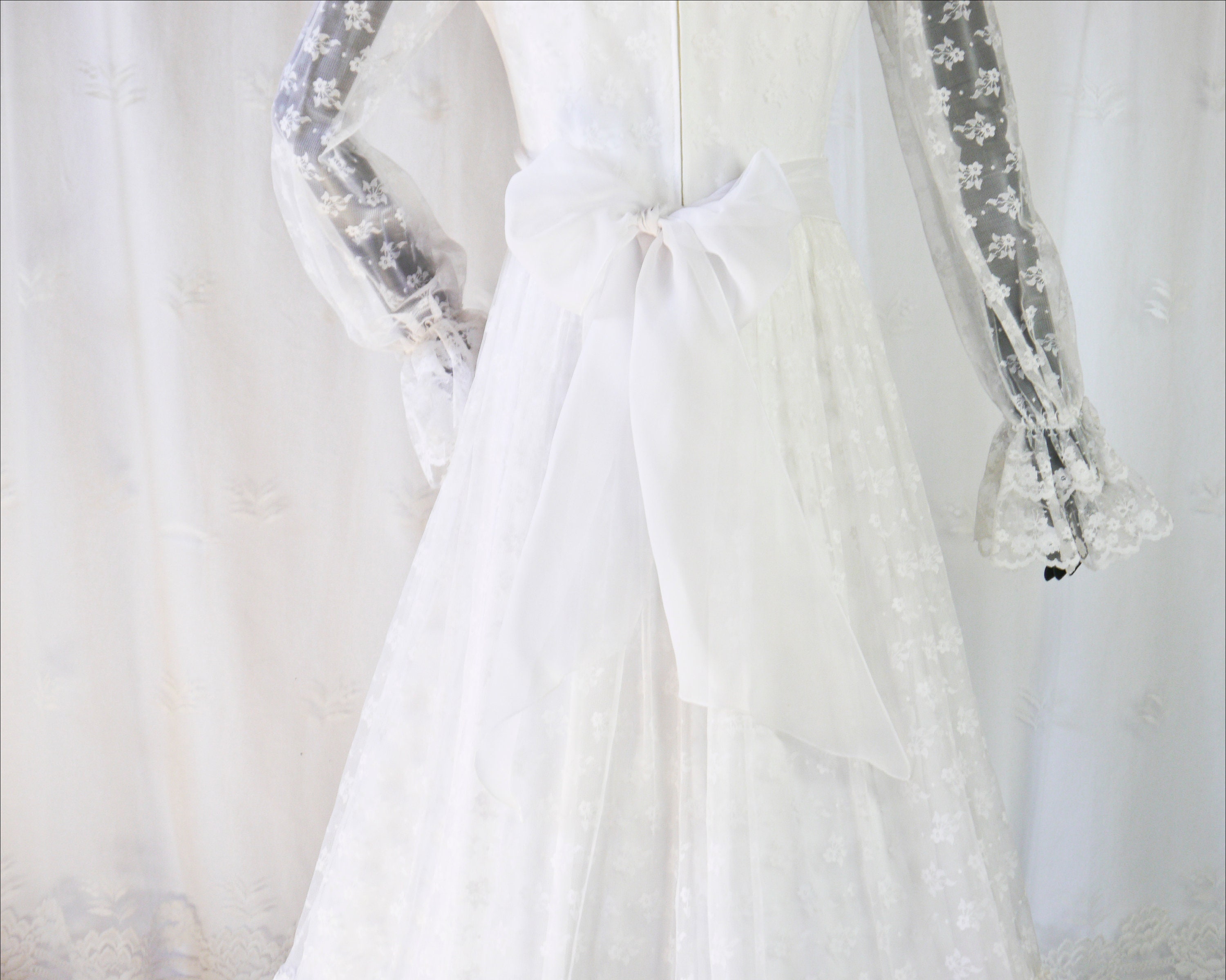 ヴィンテージ　ウェディングドレス Vintage 1975 Virgin white Wedding dress with embroidered