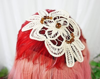 Fascinateur vintage upcyclé avec plumes rouges et dentelle au crochet