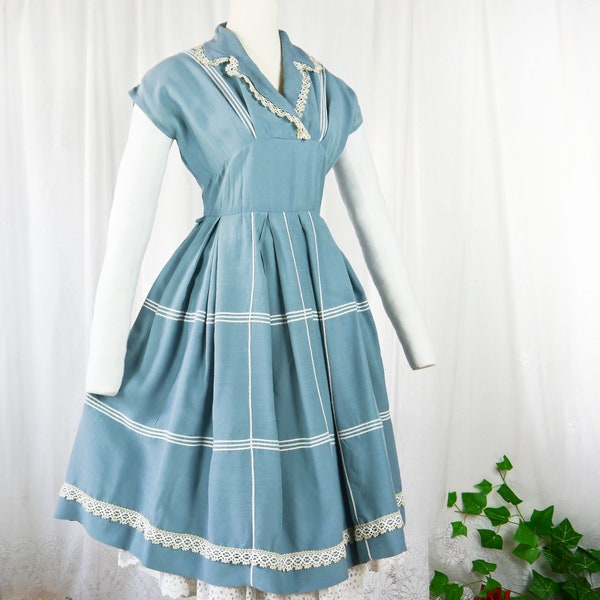 vintage années 50 jolie robe de jour bleu clair avec dentelle XS