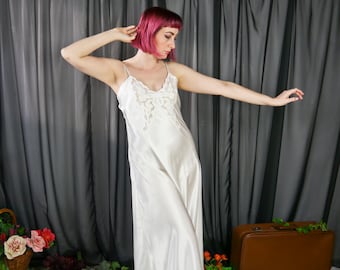 Vintage 70s white satin negligé with lace & pearls M-L